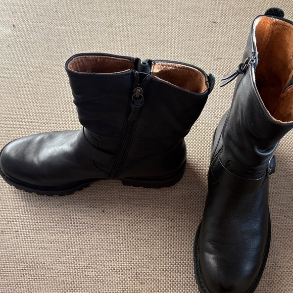 SOFFT brand Leather Zip-Back Ankle Boots - Picture 4 of 9